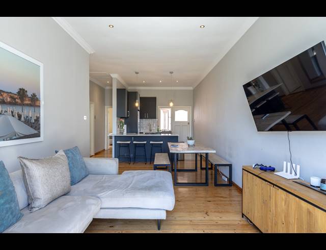 2 BEDROOM APARTMENT TO LET IN SEA POINT